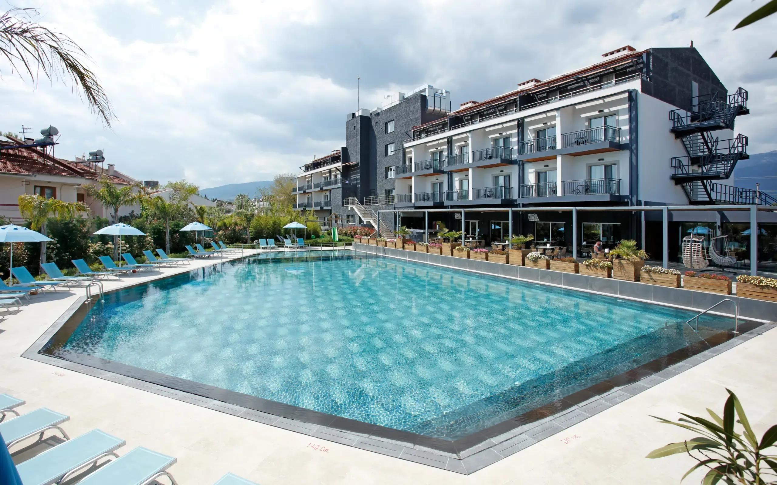 Allia Termal Otel · dış cephe ve havuz